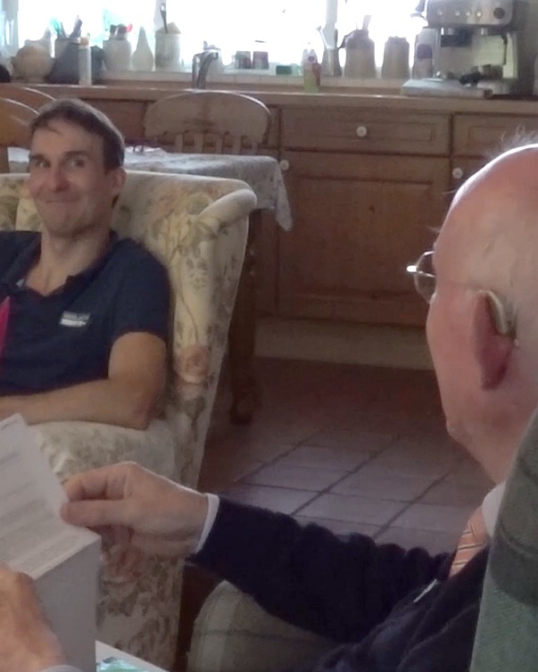 Oplevering van documenten bij Eric en Jos na afronding van hun Life Story Film