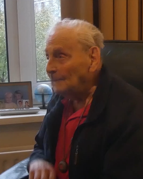 Portret van een geïnterviewde tijdens een rustig moment in het gesprek